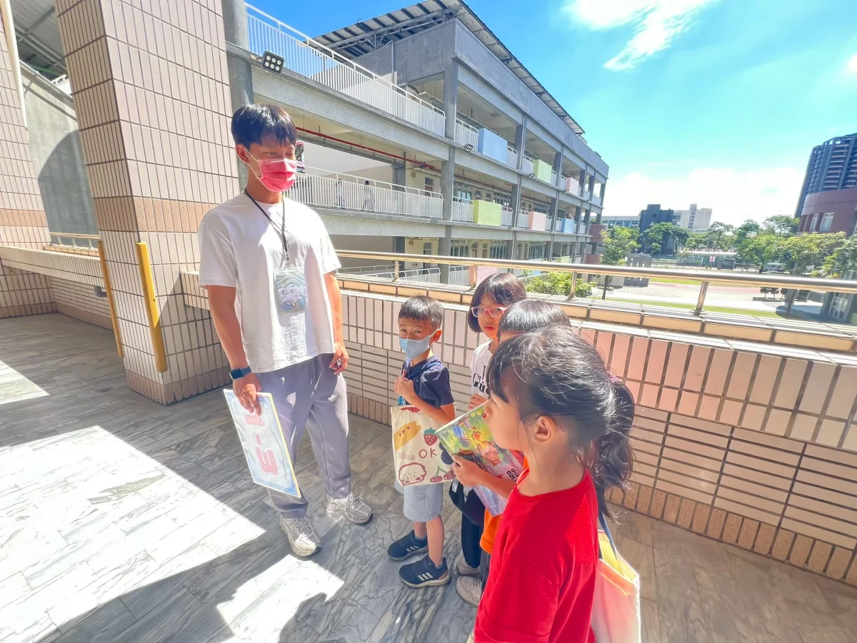 列隊離開平日扶學教室