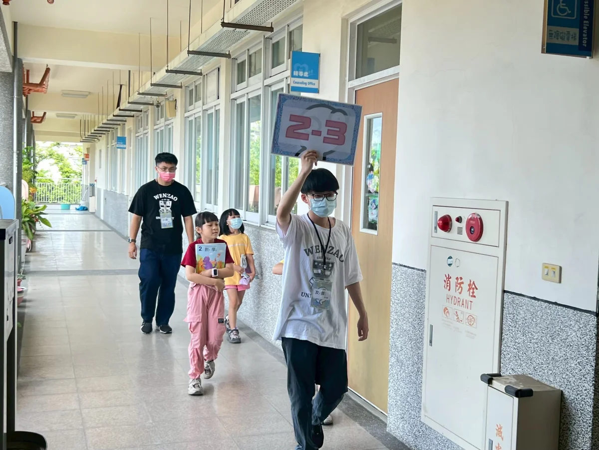 列隊前往平日扶學教室