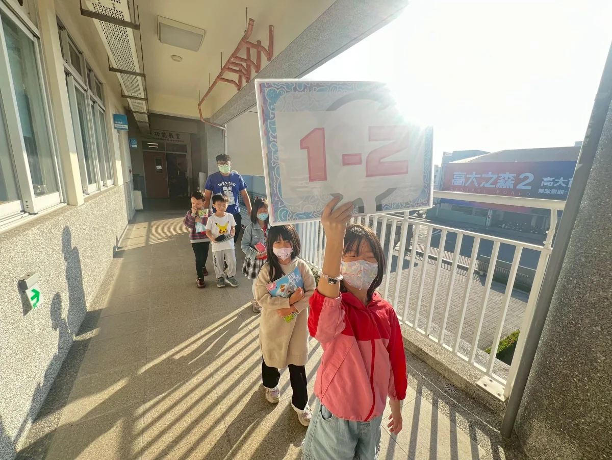 列隊離開平日扶學教室