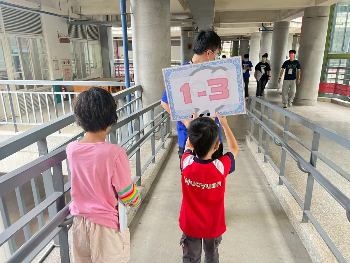 列隊前往平日扶學教室